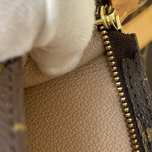 LOUIS VUITTON bucket tote monogram in GM with pouch - Picture 16 of 17